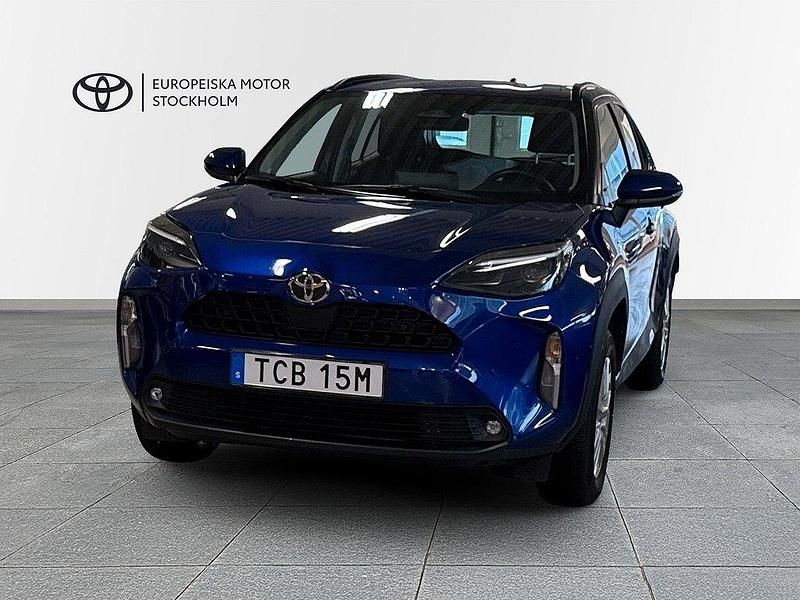 Mörkblå Begagnad 2024 Toyota Yaris Cross Active SUV | 284 900 kr (Marknadspris) - Bild 1/4