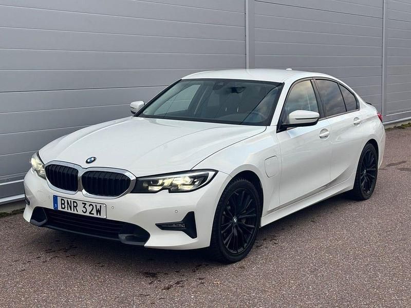 Vit Begagnad 2020 BMW 330 Sport Line Sedan | 279 900 kr (Dyr) - Bild 1/4