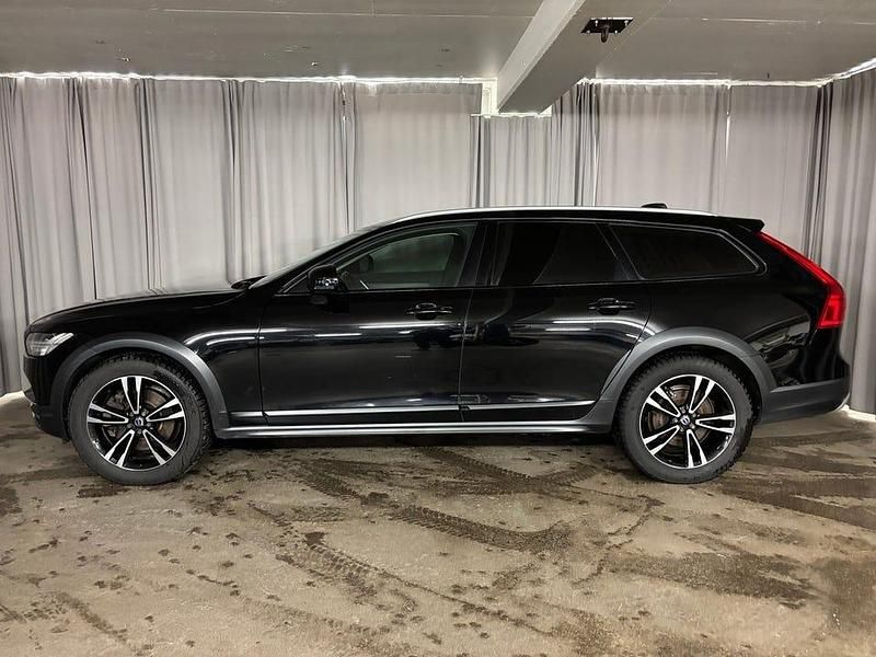 Begagnad Volvo V90 CC Momentum 190 HK (139 kW) 2020 Svart Kombi