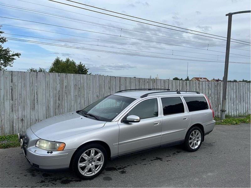 Silver Begagnad 2007 Volvo V70 Kinetic Kombi | 42 000 kr (Marknadspris) - Bild 1/4