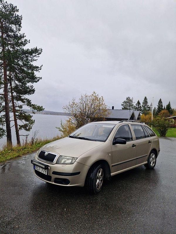 Brun Begagnad 2006 Skoda Fabia Kombi | 25 000 kr (Marknadspris) - Bild 1/4