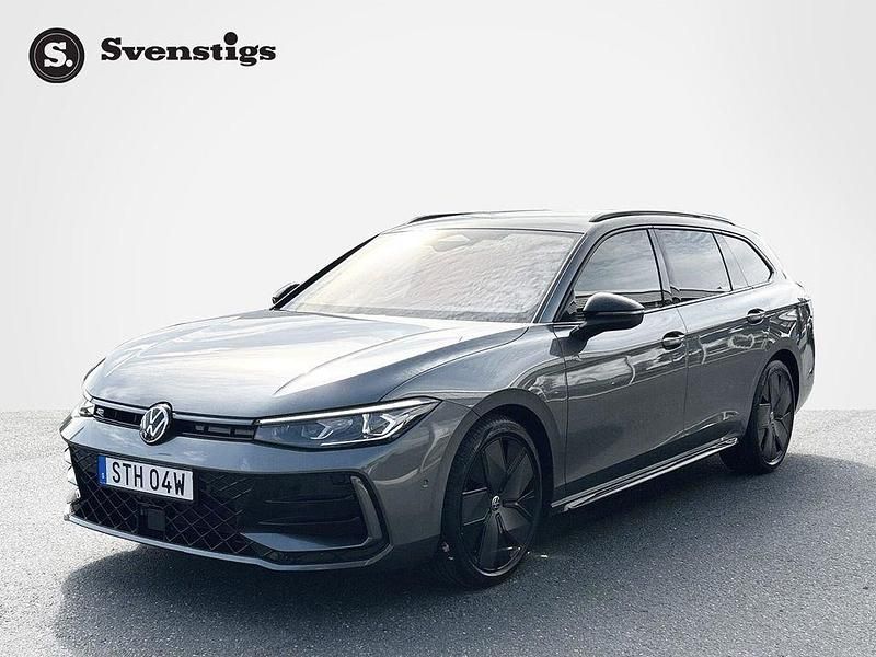Mörkgrå Begagnad 2024 VW Passat R-line Kombi | 469 900 kr - Bild 1/4
