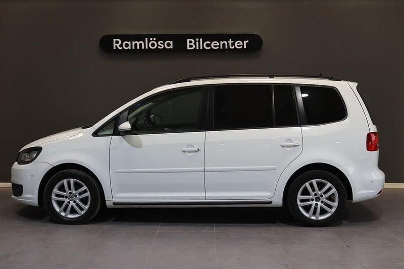 Vit Begagnad 2015 VW Touran Minibuss | 99 900 kr (Bra pris) - Bild 1/4