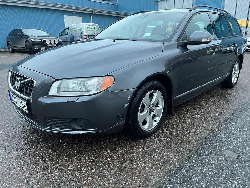 Grå (grå metallic) Begagnad 2008 Volvo V70 Momentum Kombi | 69 800 kr (Marknadspris) - Bild 1/4