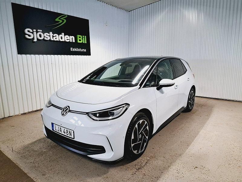 Vit Begagnad 2023 VW ID.3 Pro Performance Halvkombi | 362 900 kr (Marknadspris) - Bild 1/4