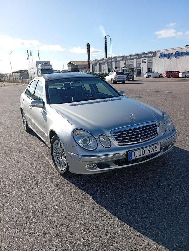 Silver Begagnad 2004 Mercedes E240 Sedan | 52 000 kr (Bra pris) - Bild 1/4