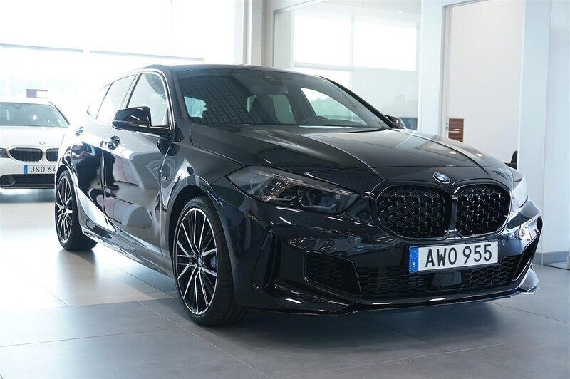 Begagnad BMW M135 Comfort Edition 306 HK (225 kW) 2023 Svart Halvkombi