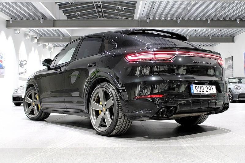 Begagnad Porsche Cayenne Turbo S 549 HK (403 kW) 2022 Svart SUV