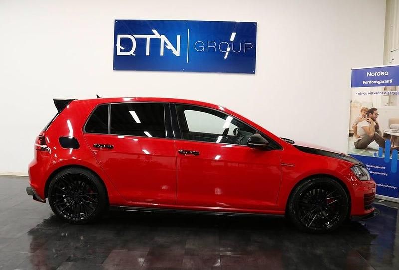 Röd Begagnad 2015 VW Golf VII GTI Halvkombi | 174 500 kr (Marknadspris) - Bild 1/4