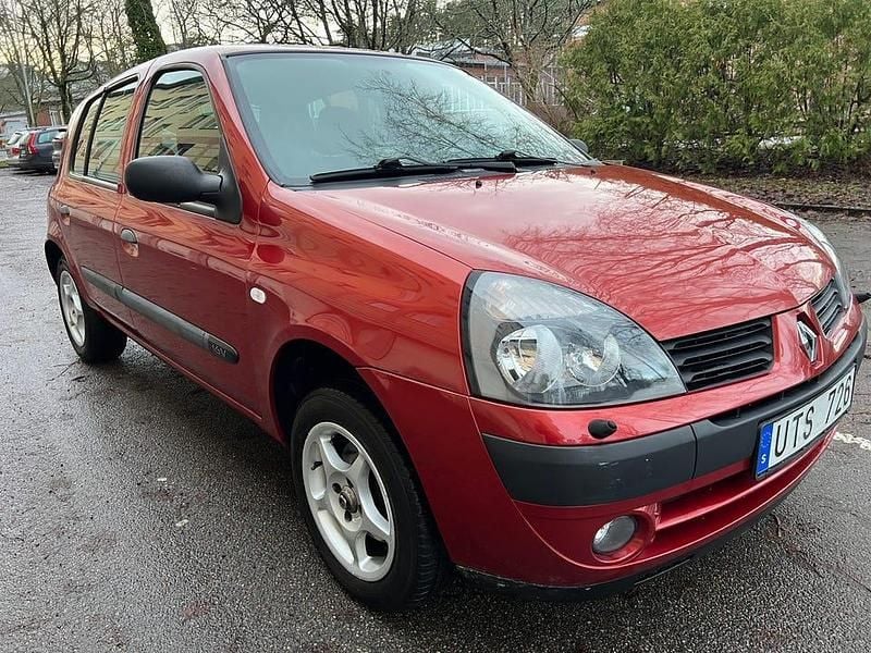 Begagnad Renault Clio II 75 HK (55 kW) 2004 Halvkombi