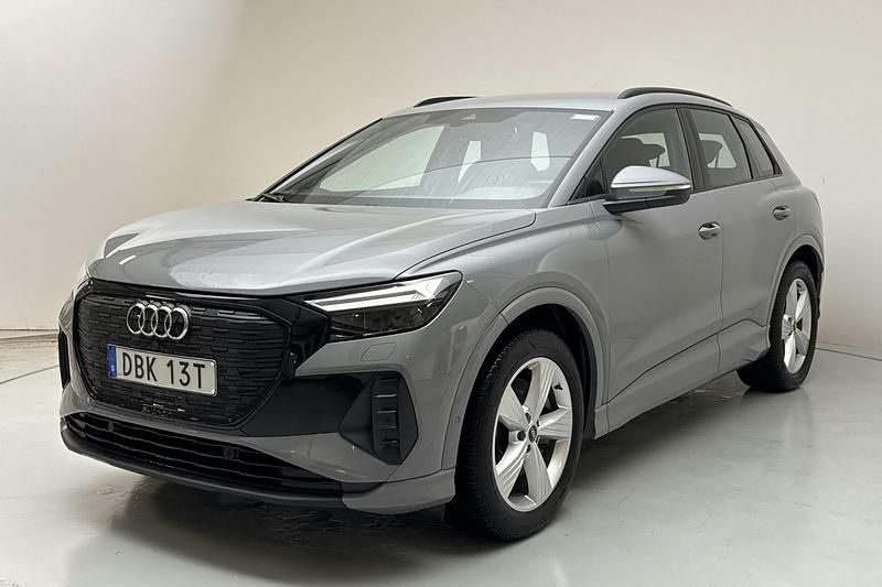 Grå Begagnad 2023 Audi Q4 e-tron Premium SUV | 395 000 kr (Marknadspris) - Bild 1/4