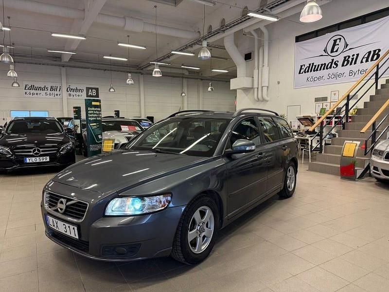 Grå Begagnad 2010 Volvo V50 Momentum Kombi | 59 800 kr (Marknadspris) - Bild 1/4