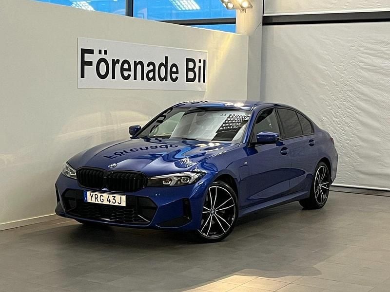 Blå Begagnad 2023 BMW 330e M Sport Sedan | 439 000 kr (Superpris) - Bild 1/4