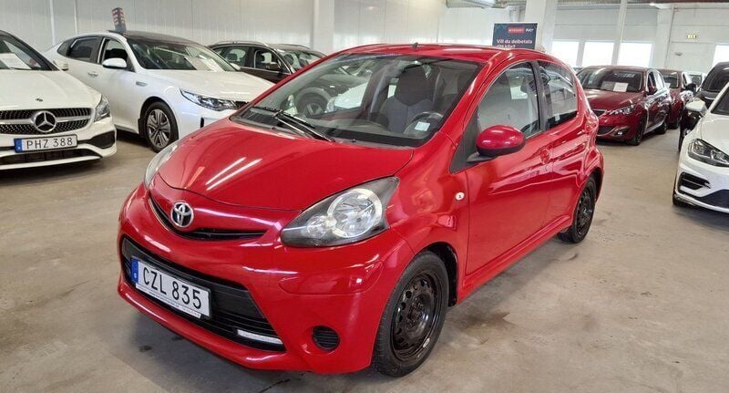 Röd Begagnad 2014 Toyota Aygo Halvkombi | 79 999 kr (Marknadspris) - Bild 1/4