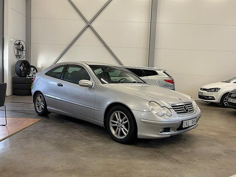 Grå Begagnad 2003 Mercedes C180 Sportkupé | 29 900 kr (Marknadspris) - Bild 1/4