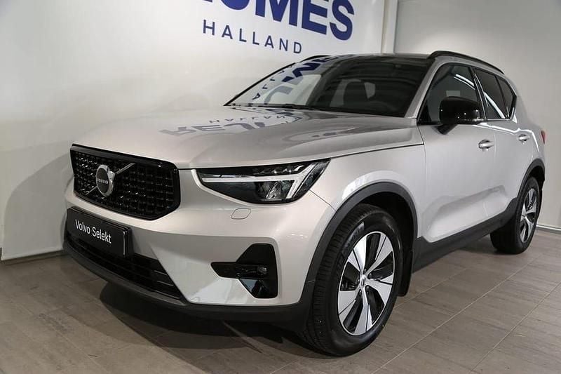 Silver Begagnad 2025 Volvo XC40 Plus SUV | 389 500 kr (Marknadspris) - Bild 1/4