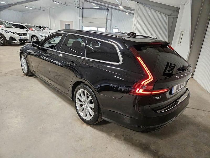 Begagnad Volvo V90 Momentum 198 HK (145 kW) 2022 Svart Kombi