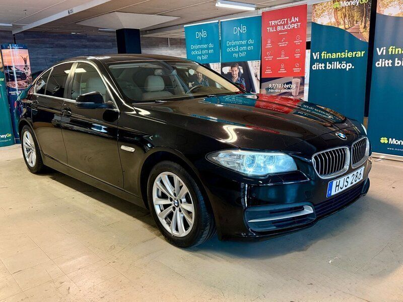 Svart Begagnad 2014 BMW 520 Sedan | 119 900 kr (Marknadspris) - Bild 1/4