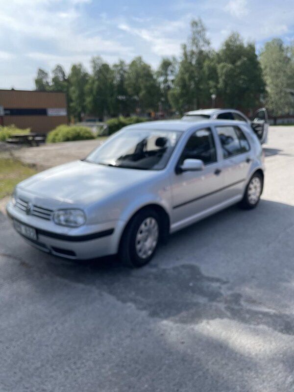 Silver Begagnad 2001 VW Golf IV Halvkombi | 27 500 kr (Marknadspris) - Bild 1/3
