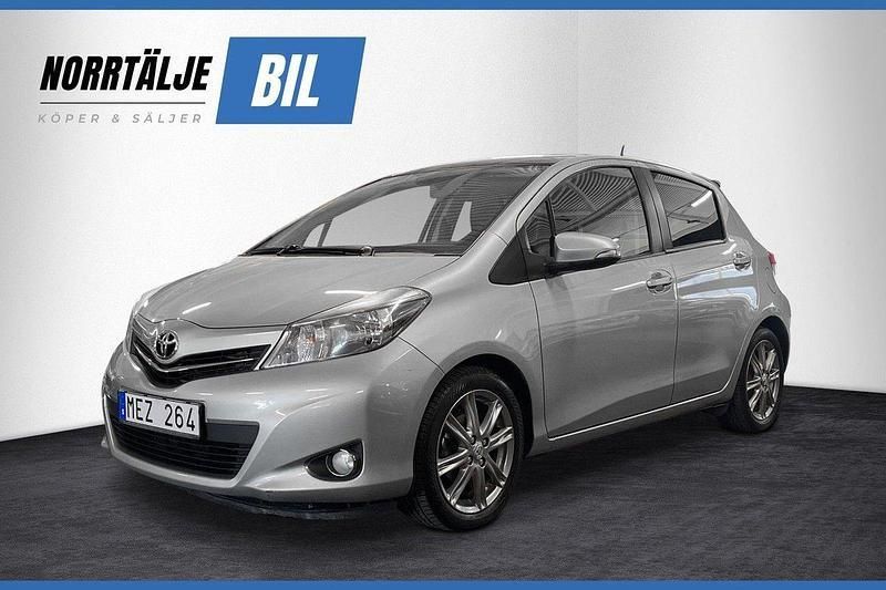 Ljusgrå Begagnad 2011 Toyota Yaris Style Halvkombi | 64 900 kr (Marknadspris) - Bild 1/3