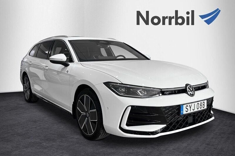 Vit Ny 2025 VW Passat R-line Kombi | 578 300 kr (Lite dyr) - Bild 1/4