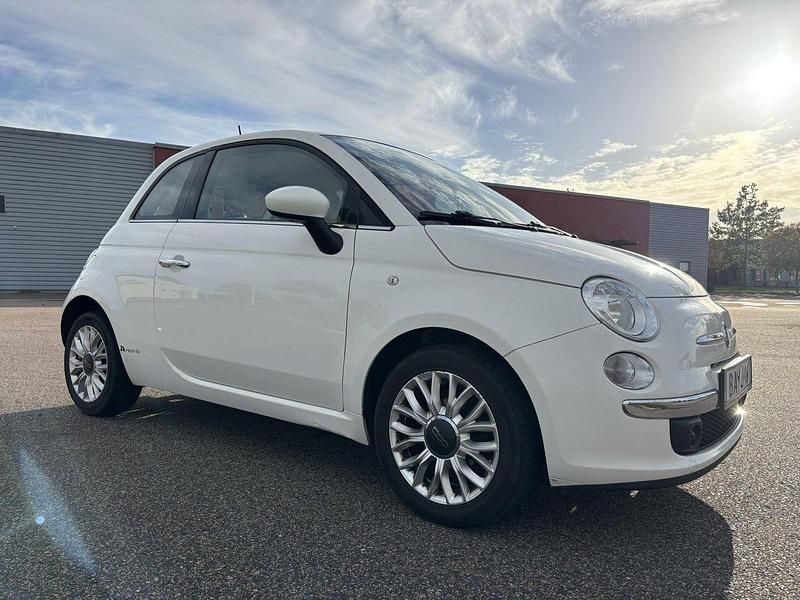 Vit Begagnad 2014 Fiat 500 Lounge Halvkombi | 63 400 kr (Marknadspris) - Bild 1/4