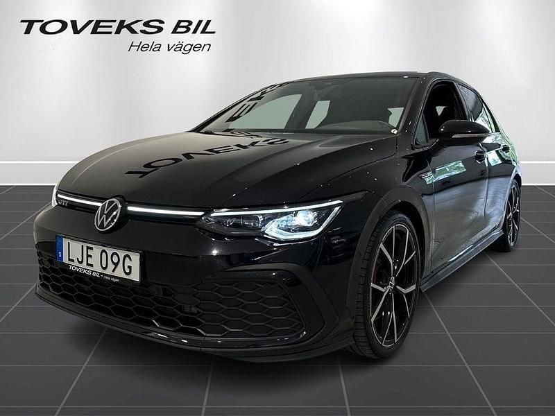 Svart (deep black pearl) Begagnad 2022 VW Golf VIII GTI Kombi | 349 900 kr (Marknadspris) - Bild 1/4