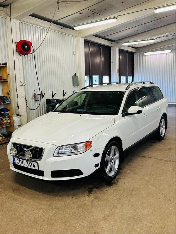 Vit Begagnad 2008 Volvo V70 Kombi | 45 000 kr (Dyr) - Bild 1/4