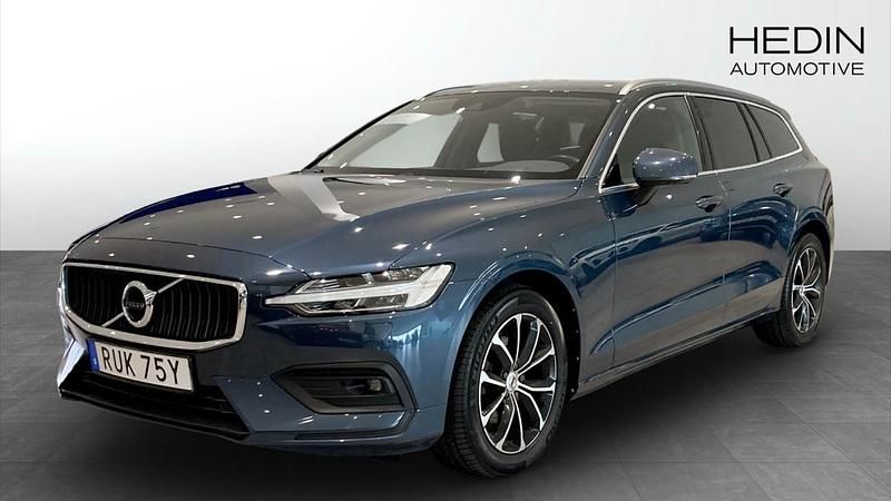 Mörkblå (blue) Begagnad 2020 Volvo V60 Momentum Kombi | 294 900 kr (Marknadspris) - Bild 1/4