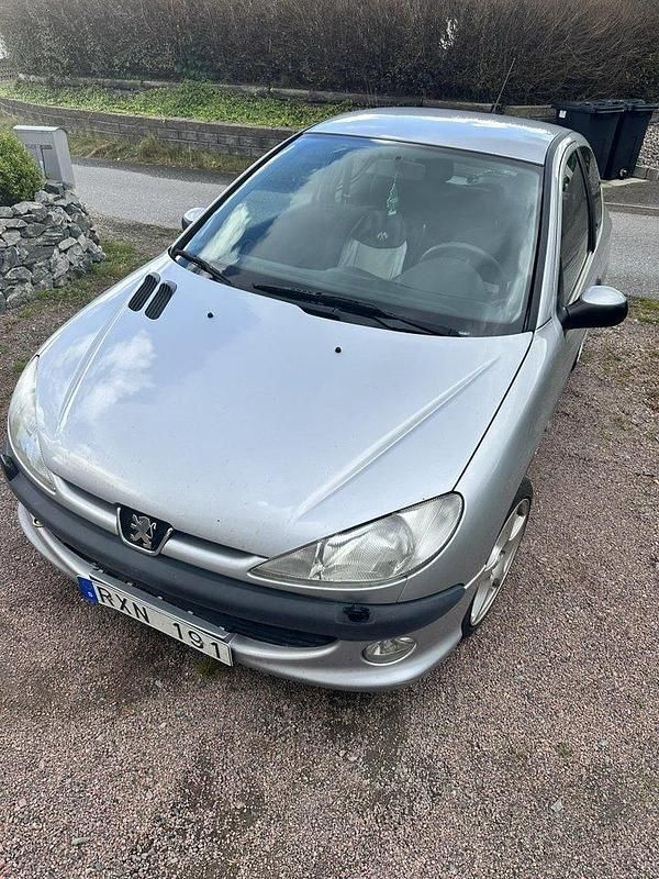Grå Begagnad 2001 Peugeot 206 Halvkombi | 15 000 kr (Marknadspris) - Bild 1/4