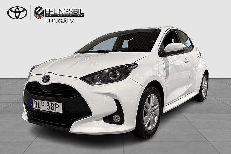 Vit Begagnad 2022 Toyota Yaris Hybrid Active Halvkombi | 209 900 kr (Marknadspris) - Bild 1/4