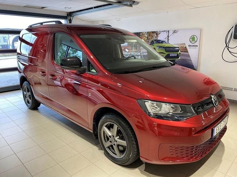 Röd (fortanaröd metallic) Begagnad 2022 VW Caddy Minibuss | 279 000 kr - Bild 1/4