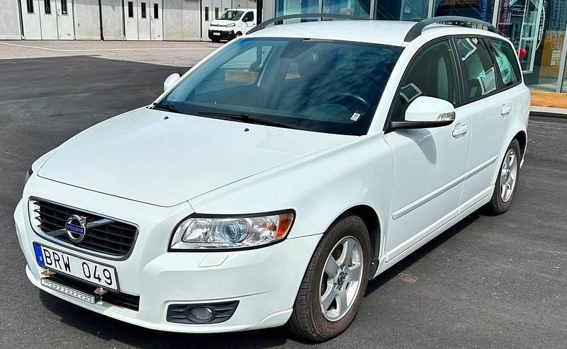 Vit Begagnad 2010 Volvo V50 Momentum Kombi | 59 900 kr (Lite dyr) - Bild 1/4