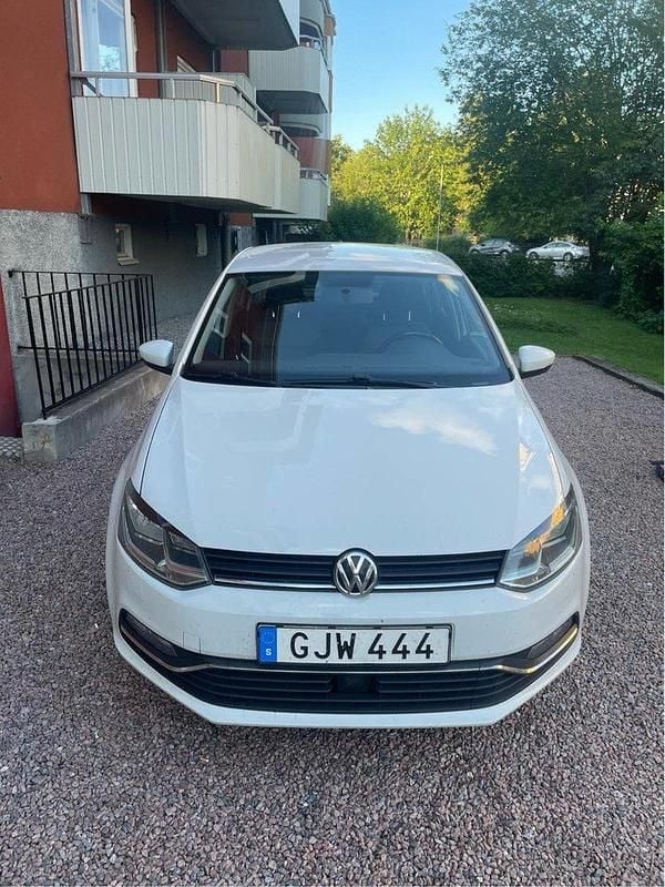 Vit Begagnad 2017 VW Polo Halvkombi | 97 500 kr (Marknadspris) - Bild 1/4