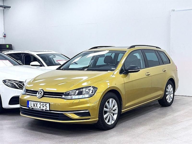 Begagnad VW Golf VII 110 HK (80 kW) 2017 Curcuma yellow metallic Kombi