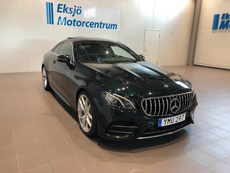 Grön (grön metallic) Begagnad 2018 Mercedes E200 AMG line Sportkupé | 379 000 kr (Marknadspris) - Bild 1/4