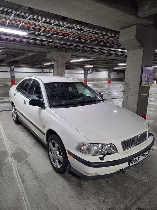 Begagnad 2000 Volvo S40 Sedan | 23 000 kr (Marknadspris) - Bild 1/4