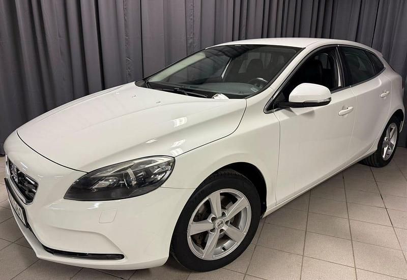 Begagnad Volvo V40 Momentum 150 HK (110 kW) 2013 Vit Halvkombi
