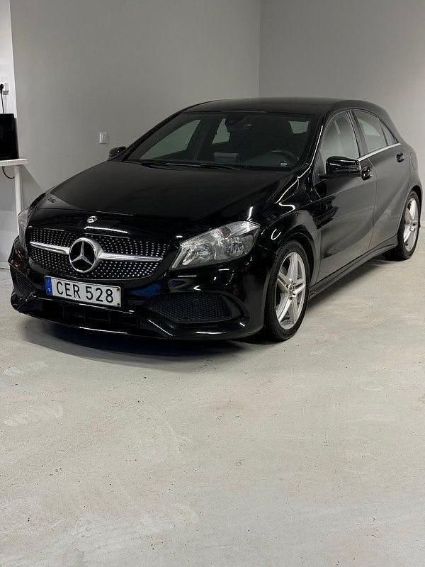 Svart Begagnad 2018 Mercedes A180 Style Halvkombi | 178 900 kr (Marknadspris) - Bild 1/4