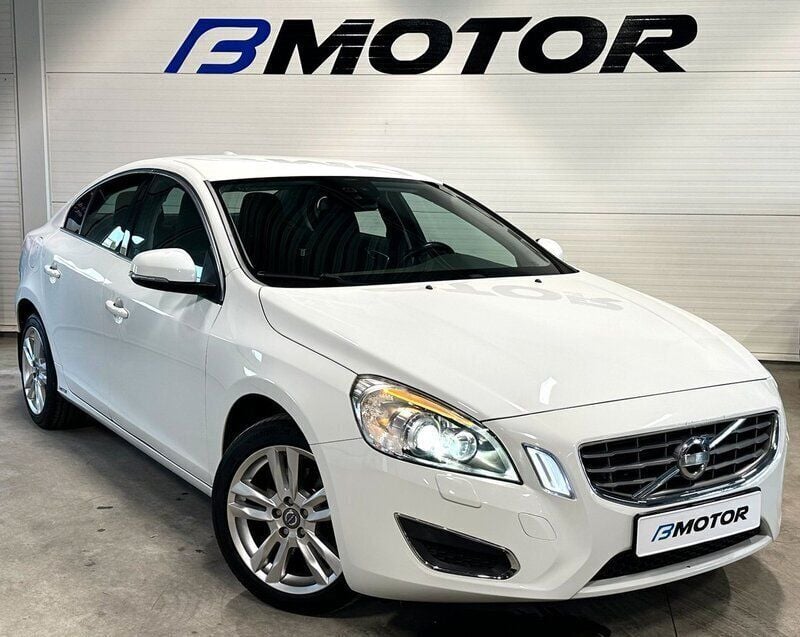 Vit Begagnad 2011 Volvo S60 Momentum Sedan | 99 900 kr (Marknadspris) - Bild 1/4