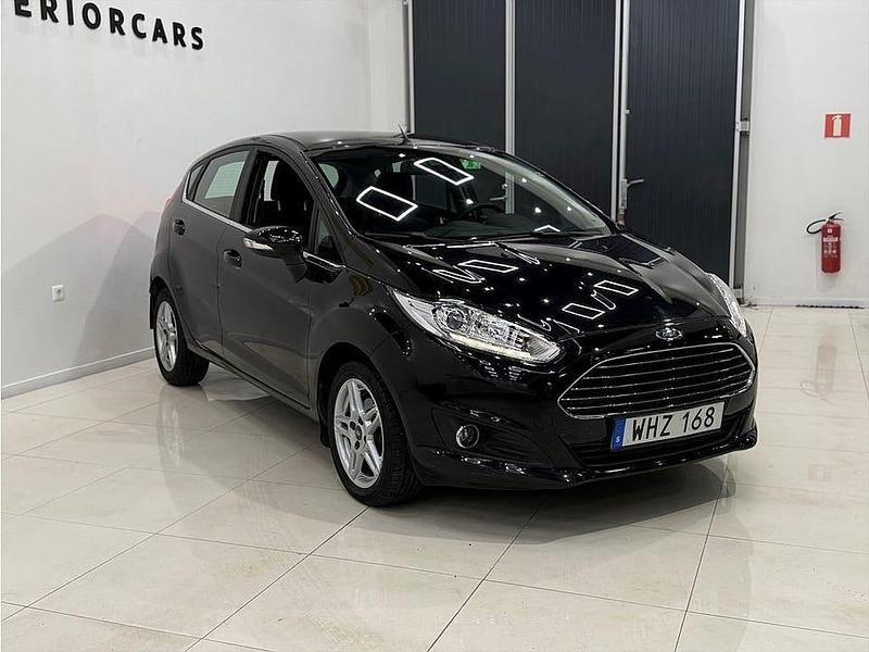 Begagnad Ford Fiesta Titanium 101 HK (74 kW) 2015 Svart Halvkombi