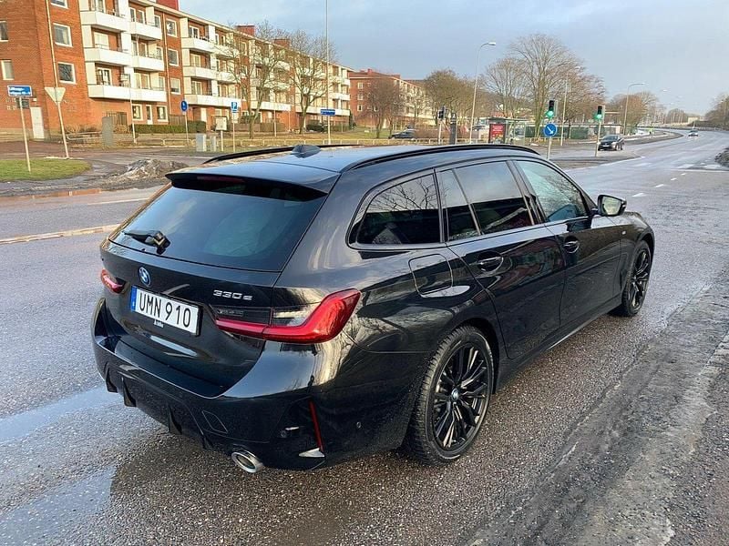 Svart Begagnad 2024 BMW 330e M Sport Kombi | 439 000 kr (Superpris) - Bild 1/4