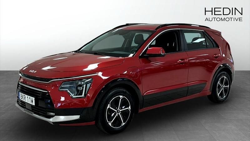 Röd (red) Begagnad 2022 Kia Niro SUV | 304 900 kr (Marknadspris) - Bild 1/4