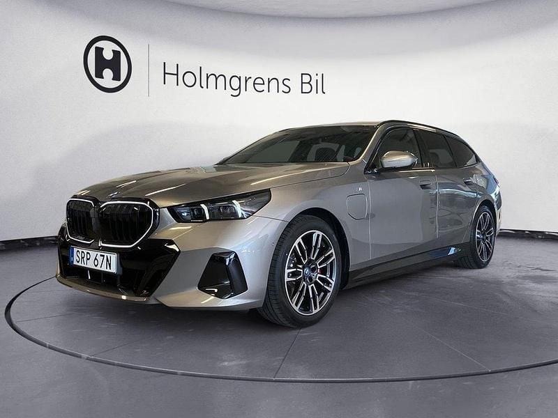 Röd/orange Begagnad 2025 BMW 530e Efficient Dynamics Kombi | 787 300 kr - Bild 1/4