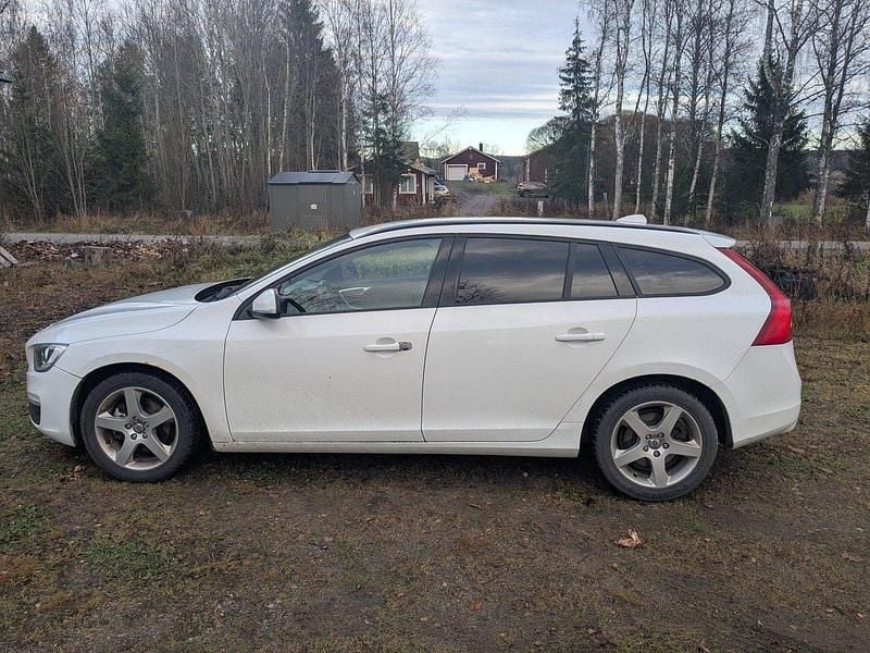 Vit Begagnad 2014 Volvo V60 Kombi | 65 000 kr (Bra pris) - Bild 1/4