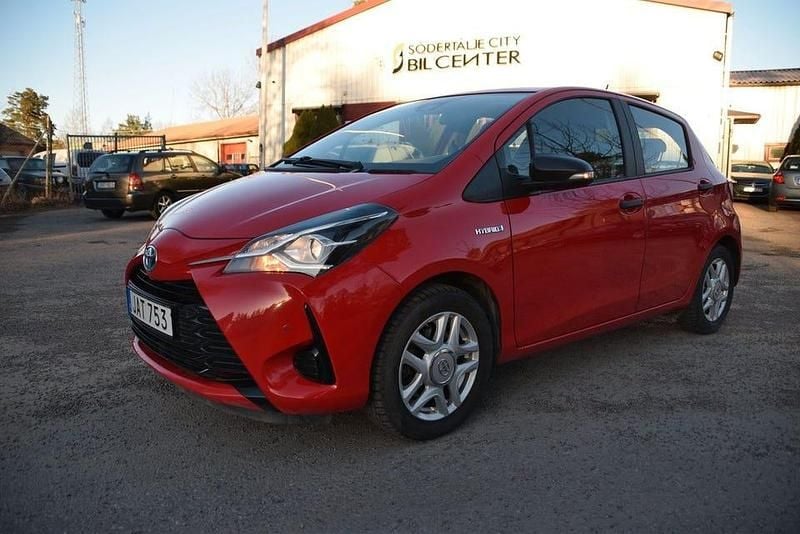 Röd Begagnad 2017 Toyota Yaris Hybrid Life Halvkombi | 154 900 kr (Marknadspris) - Bild 1/4
