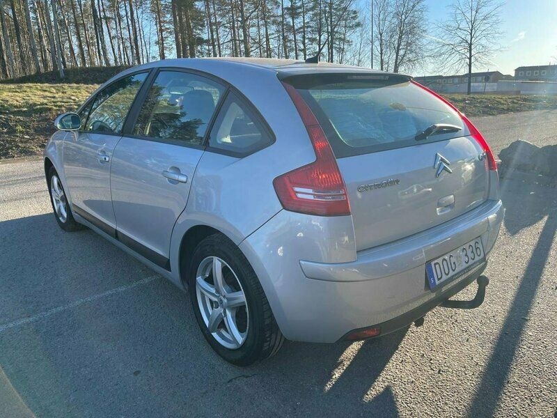 Begagnad Citroën C4 109 HK (80 kW) 2007 Silver Halvkombi