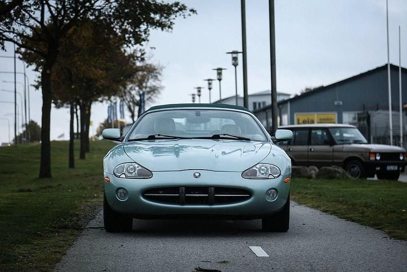 Begagnad Jaguar XK 284 HK (208 kW) 1998 Svart metallic Cab