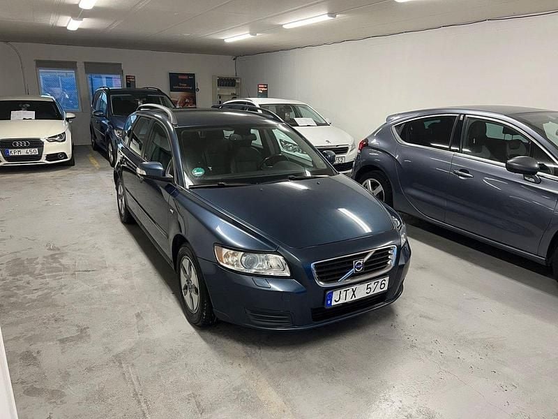 Blå Begagnad 2009 Volvo V50 Kinetic Kombi | 34 900 kr (Marknadspris) - Bild 1/4