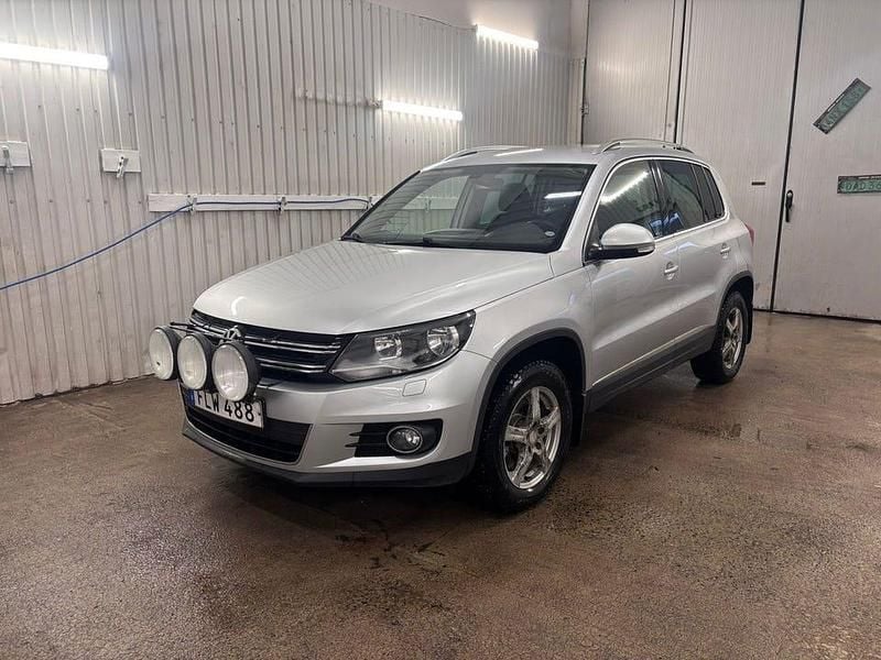 Silver Begagnad 2015 VW Tiguan Sportline SUV | 149 900 kr (Marknadspris) - Bild 1/4